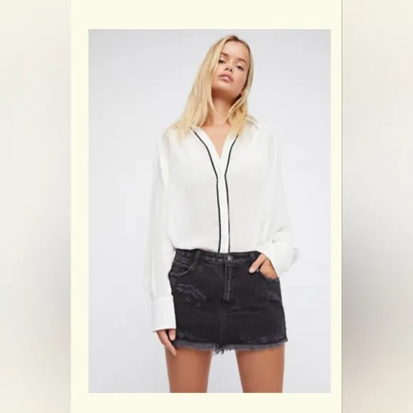 🌿 FREE PEOPLE Denim Mini Skirt - Size 2 (NWT Condition!) 🌿