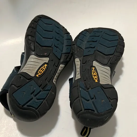 1. KEEN Newport H2 Men's Navy/Medium Gray Hybrid Sandal