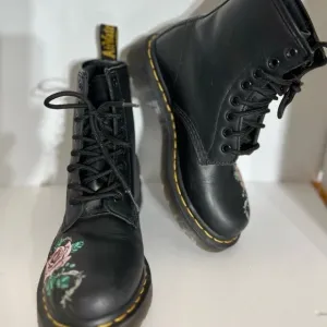 1460 VONDA FLORAL LEATHER LACE UP BOOTS size 5 Doc Martens