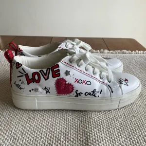 Aldo Umiassa Love So Cute Print Faux Leather White Low Top Sneakers Size 7.5
