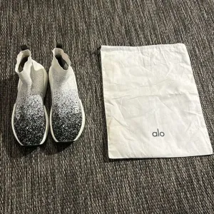 Alo yoga velocity knit sneakers