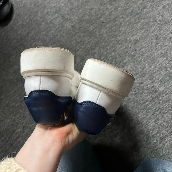 Alohas WHITE AND BLUE LEATHER SNEAKERS, size 9