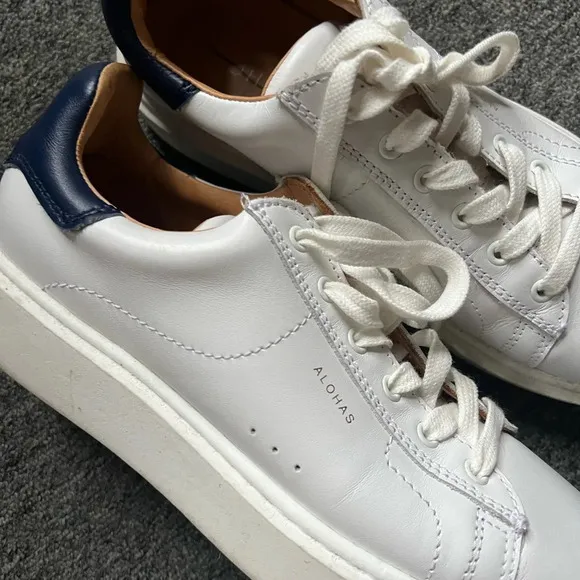 Alohas WHITE AND BLUE LEATHER SNEAKERS, size 9