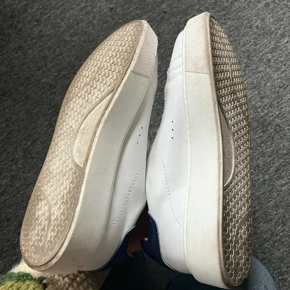 Alohas WHITE AND BLUE LEATHER SNEAKERS, size 9