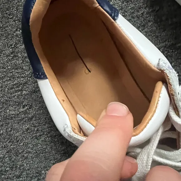 Alohas WHITE AND BLUE LEATHER SNEAKERS, size 9