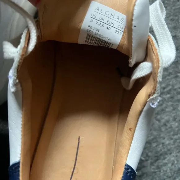 Alohas WHITE AND BLUE LEATHER SNEAKERS, size 9