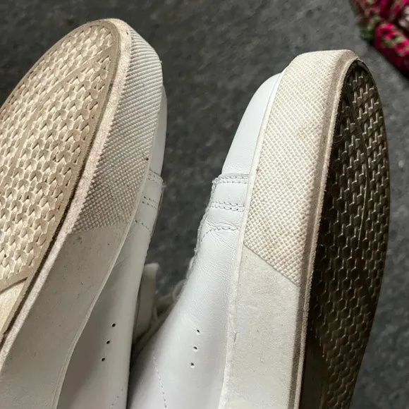 Alohas WHITE AND BLUE LEATHER SNEAKERS, size 9