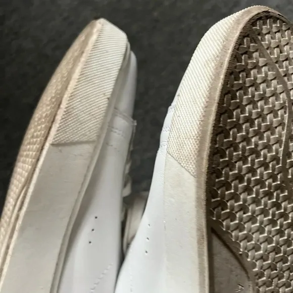 Alohas WHITE AND BLUE LEATHER SNEAKERS, size 9