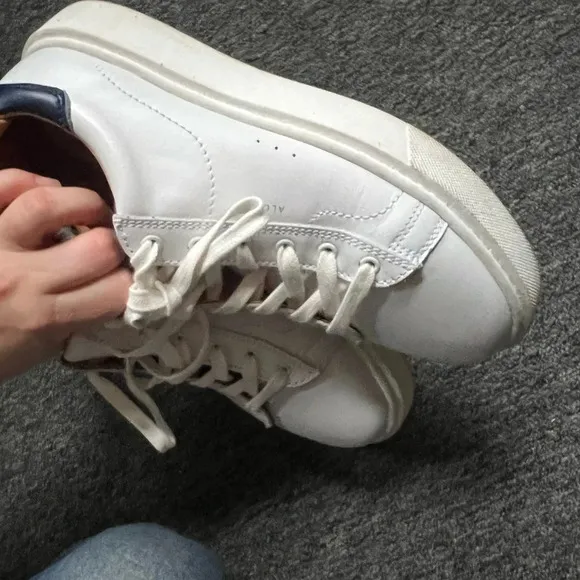Alohas WHITE AND BLUE LEATHER SNEAKERS, size 9
