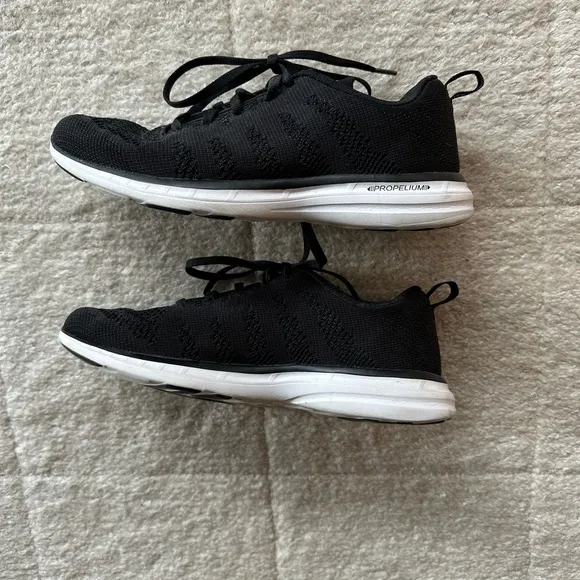 APL Women’s Techloom Pro sneakers size 9 black and white