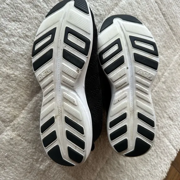 APL Women’s Techloom Pro sneakers size 9 black and white