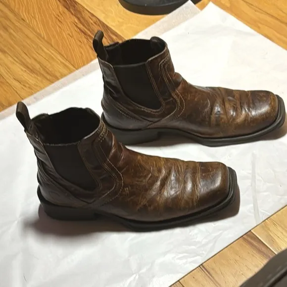 Ariat Men’s Midtown Rambler leather Boots in Barn Brown distressed Sz 9 D