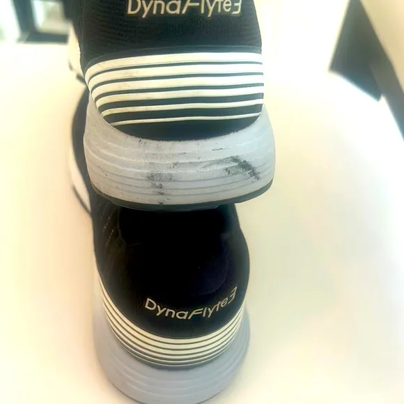 ASICS Women's Dynaflyte 3 NWOT Running Shoe 7.5 Sneakers Run Walk Speed Cushion