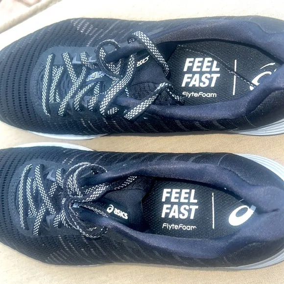 ASICS Women's Dynaflyte 3 NWOT Running Shoe 7.5 Sneakers Run Walk Speed Cushion