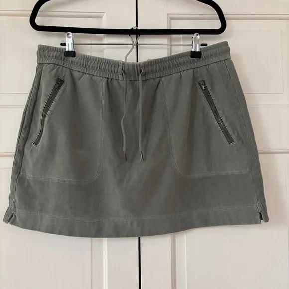 Athleta Farallon Knit Mini Skirt Zipper Pockets Sage Green Size 14 Sweatskirt