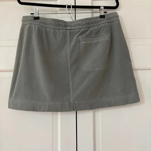 Athleta Farallon Knit Mini Skirt Zipper Pockets Sage Green Size 14 Sweatskirt