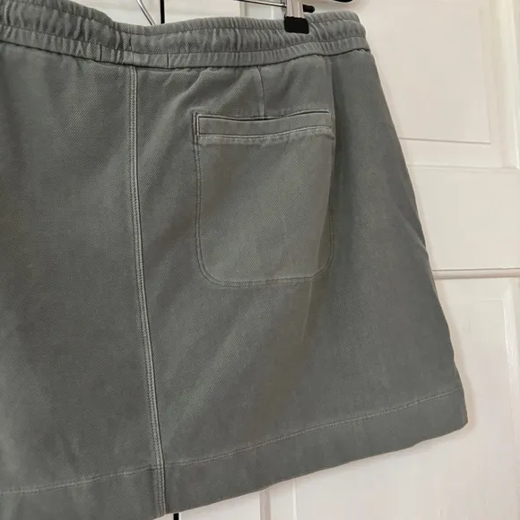 Athleta Farallon Knit Mini Skirt Zipper Pockets Sage Green Size 14 Sweatskirt