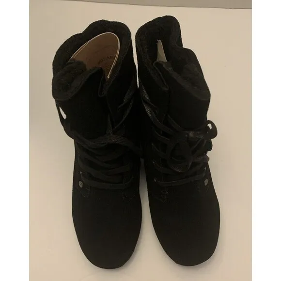 BearPaw Krista Black Suede Low Heel Siize 9Sheepskin/Wool Water Resistant Bootie
