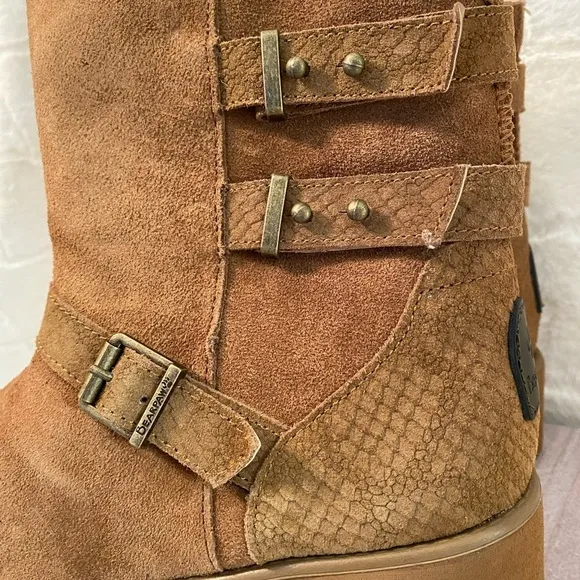 BEARPAW Lucy SuedeSheepskin Moto Boot with NeverWet-Size 8. Hickory New