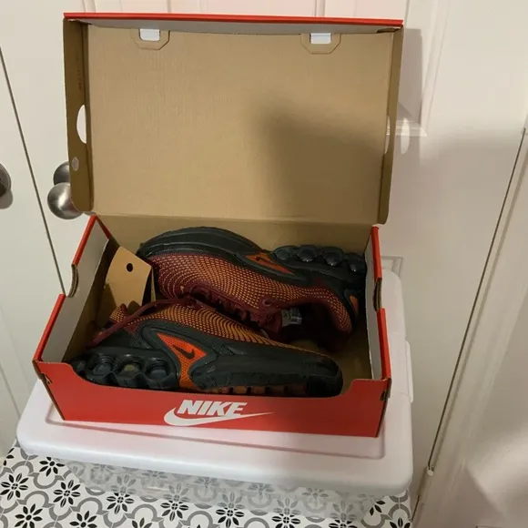 BIG KIDS' NIKE AIR MAX DN CASUAL SHOES IN BOX