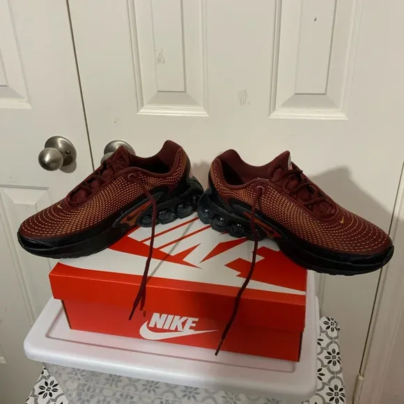 BIG KIDS' NIKE AIR MAX DN CASUAL SHOES IN BOX