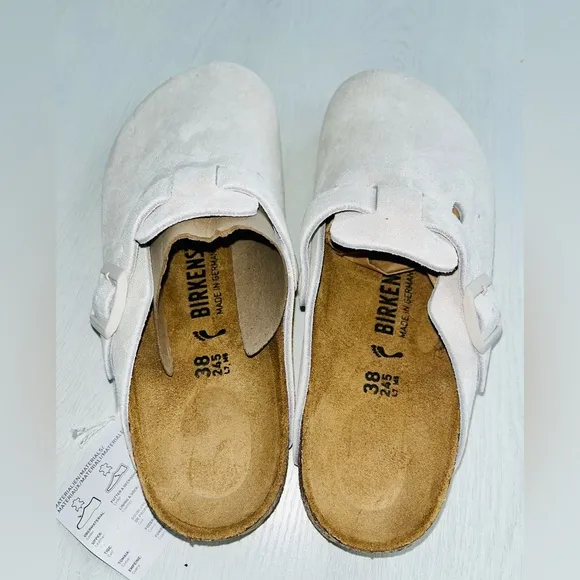 BNWT! White suede Birkenstock slides