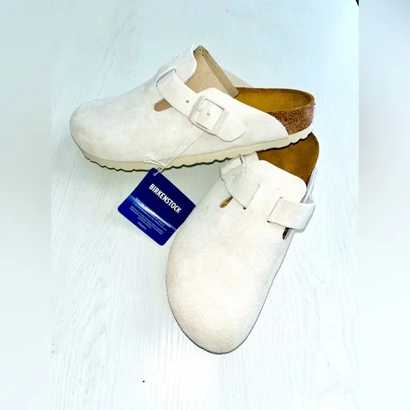 BNWT! White suede Birkenstock slides