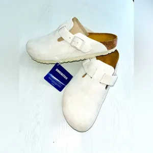 BNWT! White suede Birkenstock slides