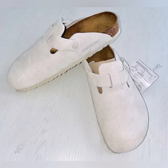 BNWT! White suede Birkenstock slides