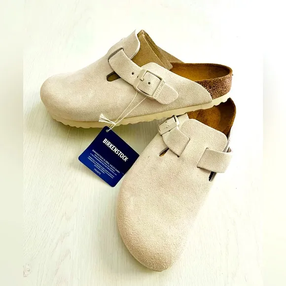 BNWT! White suede Birkenstock slides