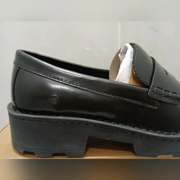 BORN CARRERA Womens Black Loafers New In Box