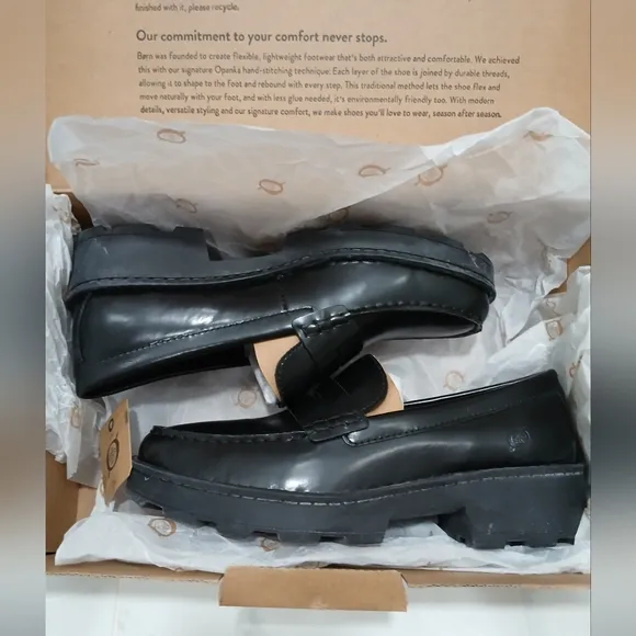 BORN CARRERA Womens Black Loafers New In Box