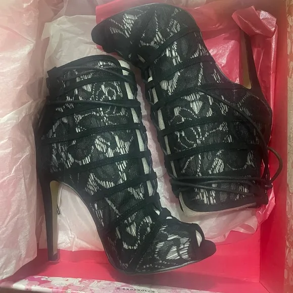 🖤Brand New Chinese Laundry Black Lace up floral lace peep toe stiletto booties🖤