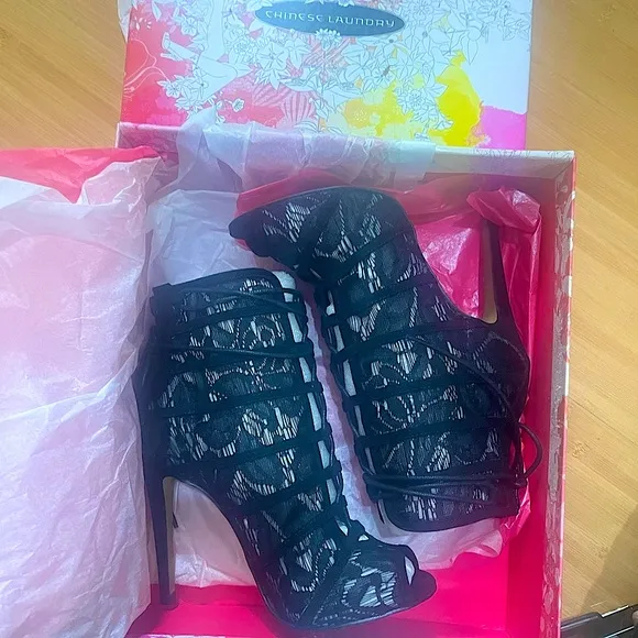🖤Brand New Chinese Laundry Black Lace up floral lace peep toe stiletto booties🖤
