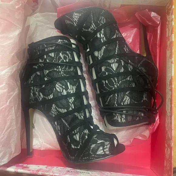 🖤Brand New Chinese Laundry Black Lace up floral lace peep toe stiletto booties🖤