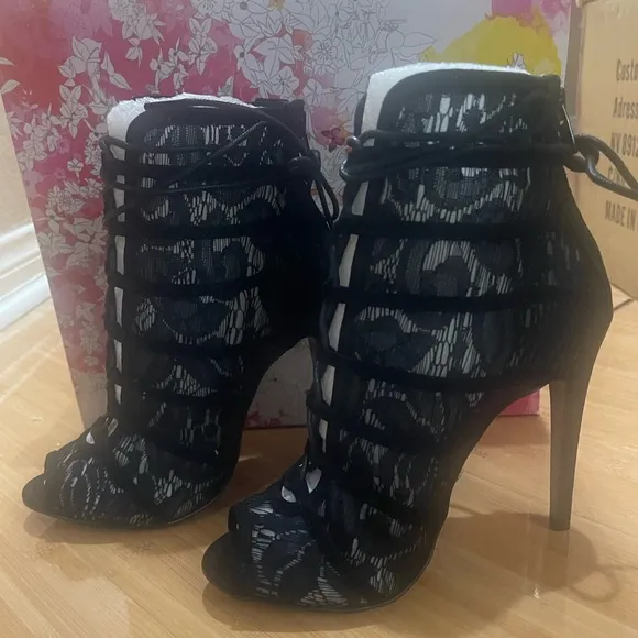 🖤Brand New Chinese Laundry Black Lace up floral lace peep toe stiletto booties🖤