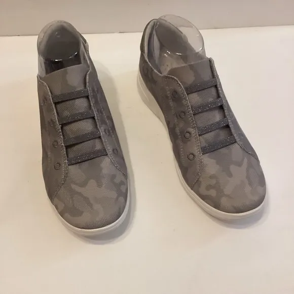 BZEES Women’s Golden Camo Knit Sneakers Washable Size 9M New