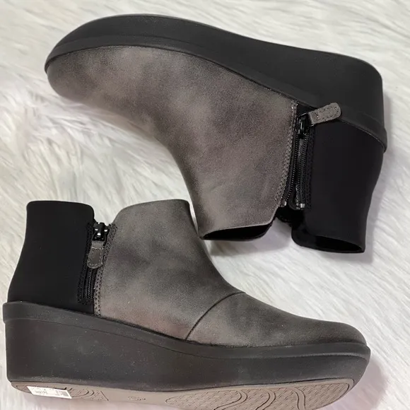 Clarks Cloudstepper Women's Step Rose Up Booties &lt;wide fit&gt;