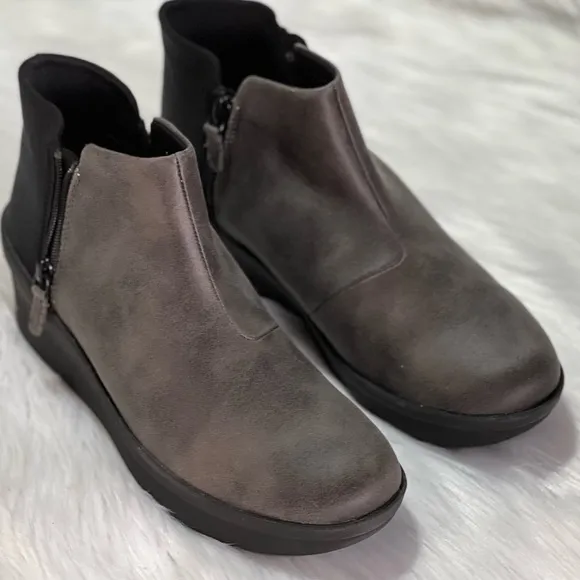 Clarks Cloudstepper Women's Step Rose Up Booties &lt;wide fit&gt;