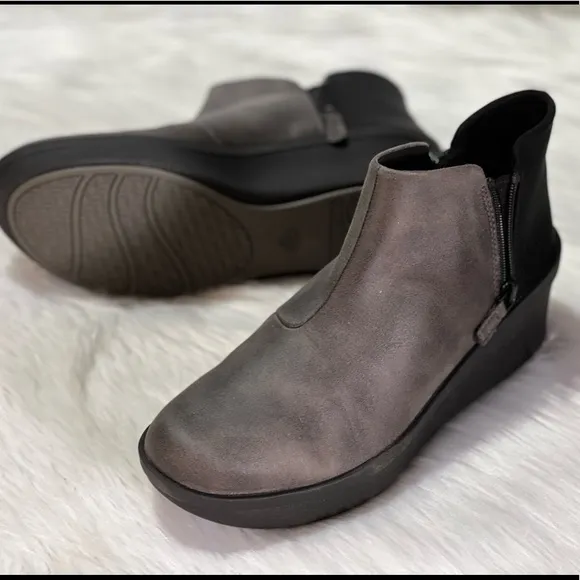 Clarks Cloudstepper Women's Step Rose Up Booties &lt;wide fit&gt;