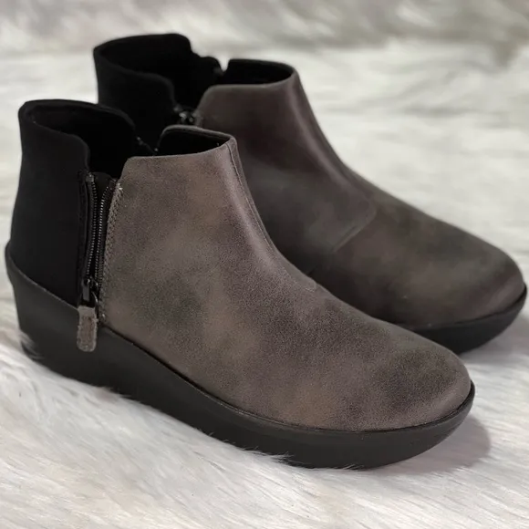 Clarks Cloudstepper Women's Step Rose Up Booties &lt;wide fit&gt;