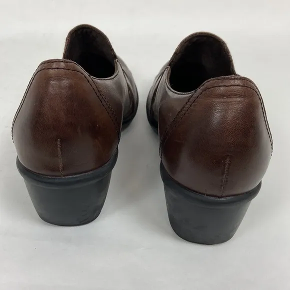 Clarks Partridge Brown Leather Pleated Detailing Slip On SZ 9 Loafer Pumps