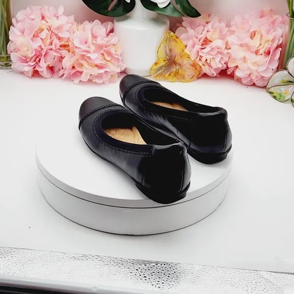 Clarks Women's Sara Leather Ballet Flats Size 8M
