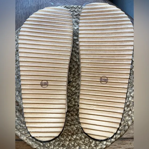CUSHIONAIRE Guru Platform Sandal size 8.5
