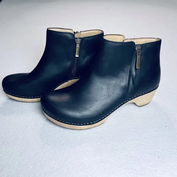 Dansko Lizanne Size 40 Black Oiled Leather Zip Ankle Boots 9.5