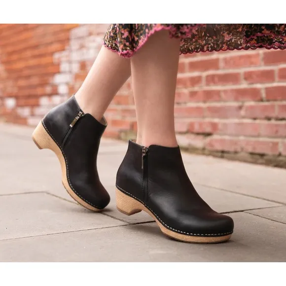 Dansko Lizanne Size 40 Black Oiled Leather Zip Ankle Boots 9.5