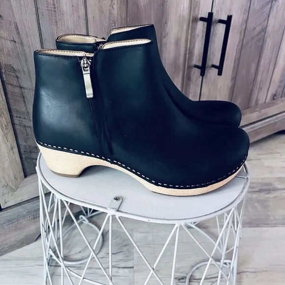 Dansko Lizanne Size 40 Black Oiled Leather Zip Ankle Boots