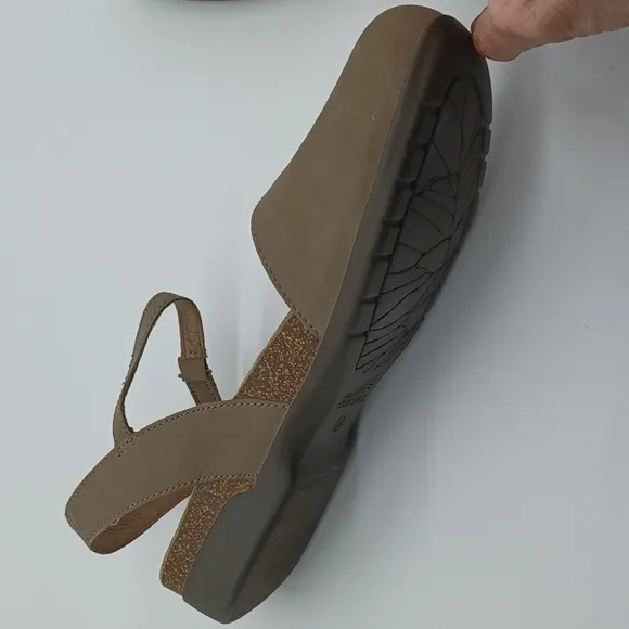 Dansko Rowan Milled Nubuck Strap Sandals Closed Toe Mary Jane SZ 39 Taupe