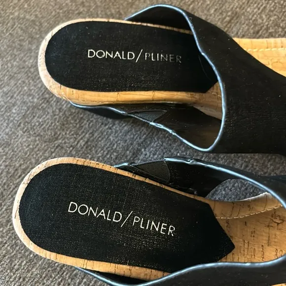 Donald J Pliner Gyer Wedge Slip On Sandals, Black  Size 8 NWOT