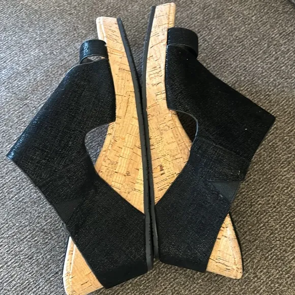 Donald J Pliner Gyer Wedge Slip On Sandals, Black  Size 8 NWOT
